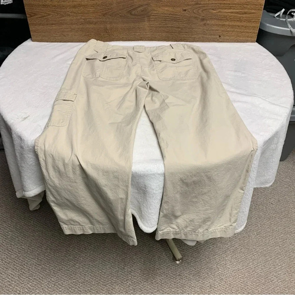 Eddie Bauer Vashon fit beige cargo capris size 4 wide belt loops - Picture 9 of 10